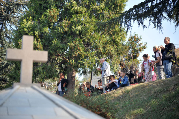 Колона верника на Калемегдану: Молила сам се Светој Петки сваког дана и она ми је помогла да оздравим (ФОТО/ВИДЕО)